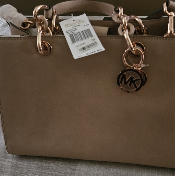 New pink rose gold purse with tags - Picture 2 of 2